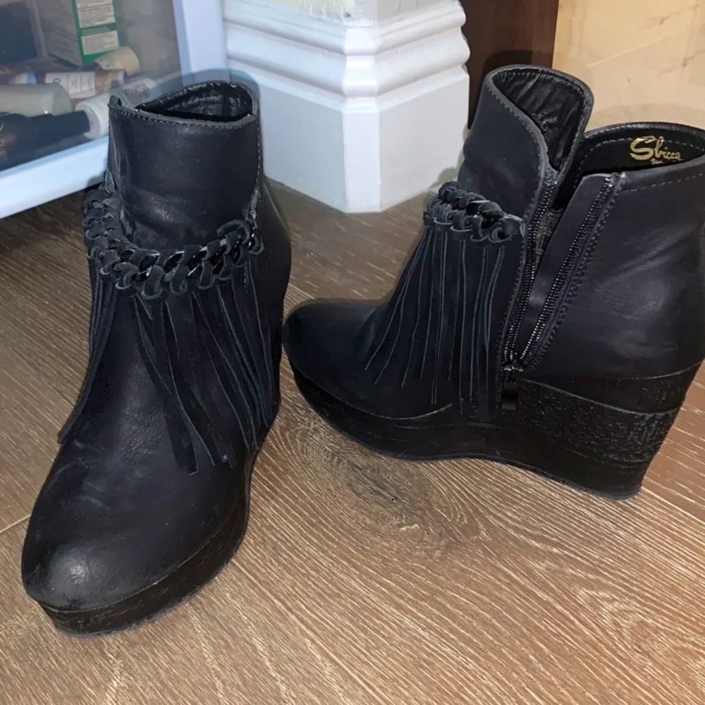 Beautiful fringe wedge booties